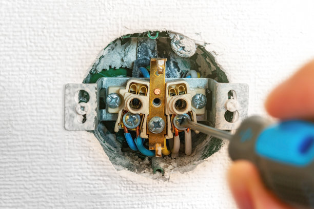 用螺丝刀拧紧插座的电气安装插座内的螺丝图片下载