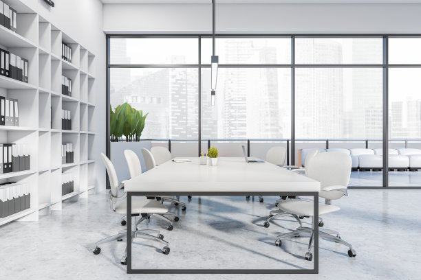 用带笔记本电脑的椅子、桌子和全景窗照亮办公室内部图片下载