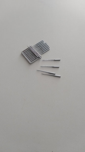 缝纫机上的缝纫机针，散落在白色的背景上图片下载