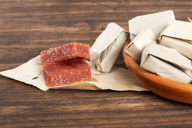 碧椒叶包番石榴膏;木制背景照片图片下载