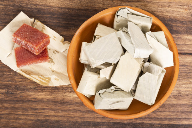 碧椒叶包番石榴膏;木制背景照片图片下载