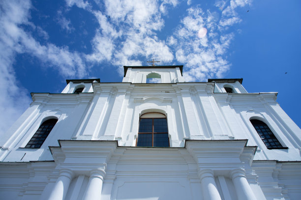 白色的教堂，从下面看，映衬着蓝色明亮的天空。图片下载