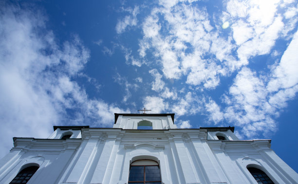 白色的教堂，从下面看，映衬着蓝色明亮的天空。图片下载
