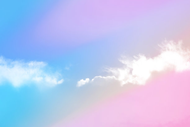 美丽甜美的粉彩，黄色的，粉红色的，彩色的，蓬松的云在天空。多色彩虹图像。抽象幻想成长之光图片下载