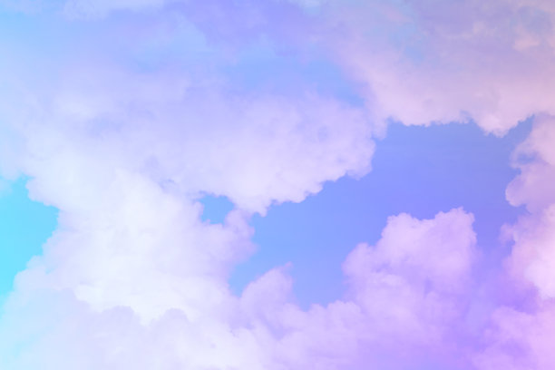 美丽甜美，柔和的紫色，蓝色，彩色的蓬松的云在天空。多色彩虹图像。抽象幻想成长之光图片下载
