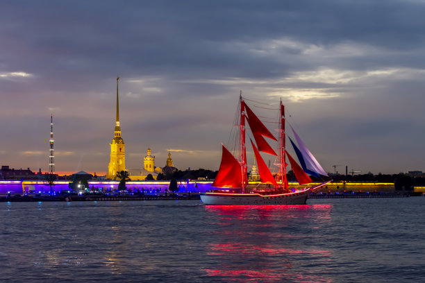 在白夜节期间，俄罗斯圣彼得堡，鲜红色的帆在涅瓦河和彼得和保罗堡垒上航行图片下载