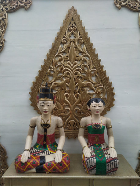 Loro Blonyo是一尊新郎和新娘盘腿而坐的雕像，经常出现在传统的爪哇-印度尼西亚婚礼上图片下载