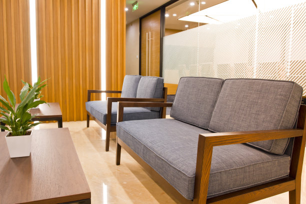 办公室等候区配有沙发、扶手椅、大木桌图片下载