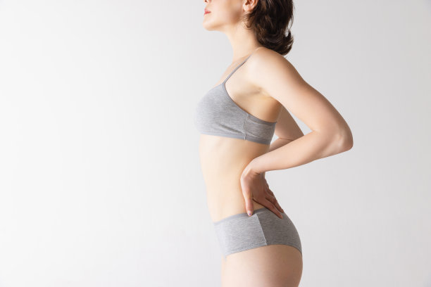 苗条的女性身体穿着内衣孤立在灰色的背景。美容、化妆品、水疗、脱毛、饮食治疗、健身理念。图片下载