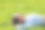 一个女人躺在山上的草地上休息图片下载