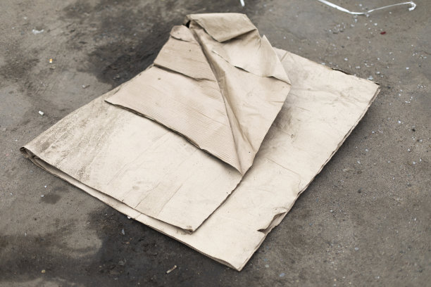 沥青上的旧纸板。废弃的盒子。垃圾在道路上。图片下载