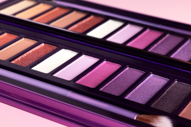 彩色眼影调色板上的粉红色背景图片下载