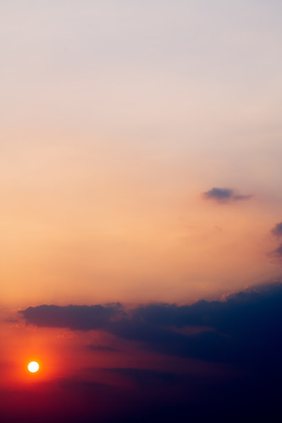 夕阳燃烧的云图片下载