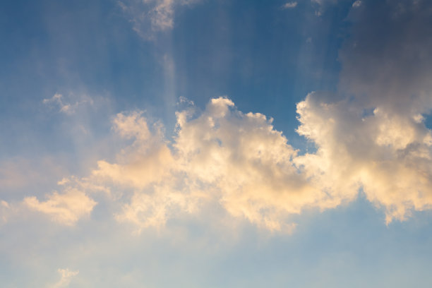 夕阳燃烧的云图片下载