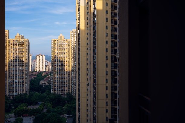 黄昏窗外的现代城市住宅图片下载