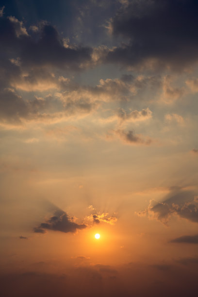 夕阳燃烧的云图片下载