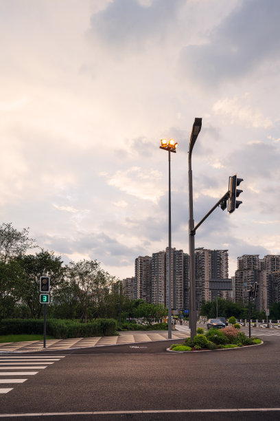 黄昏的道路和路灯图片下载