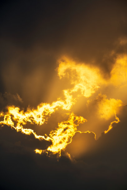 夕阳燃烧的云图片下载