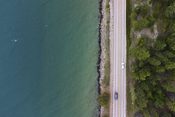 蒙大拿州的湖路图片下载