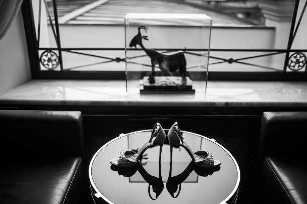 婚礼鞋放在靠近窗户的镜子桌上图片下载