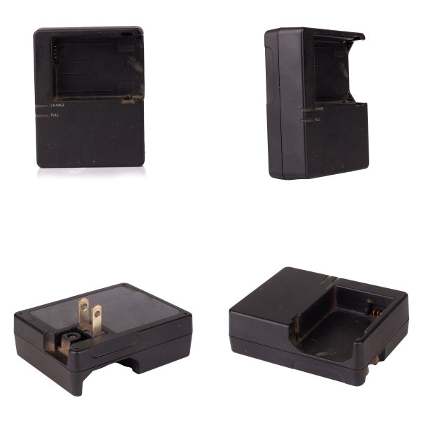 相机电池充电器隔离在白色背景图片下载