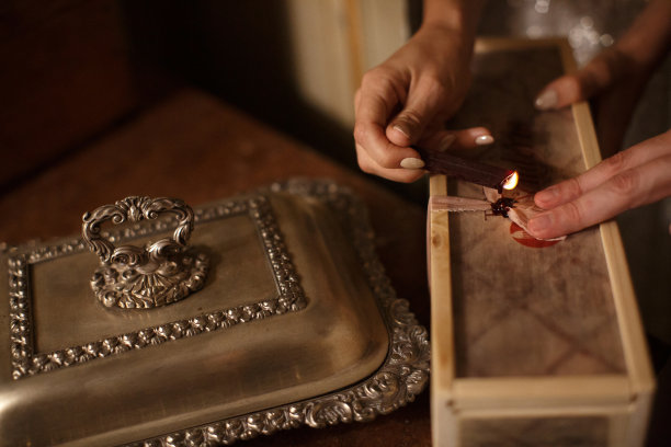 新娘和新郎用蜡封上图片下载