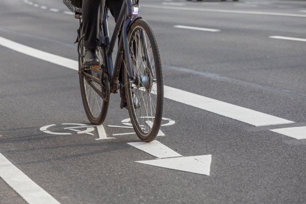 人骑自行车上路的低处图片下载