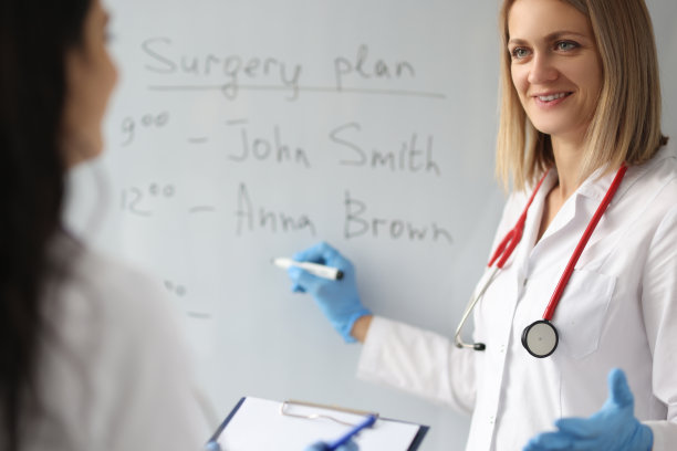 两位医生正在详细拟定手术方案图片下载