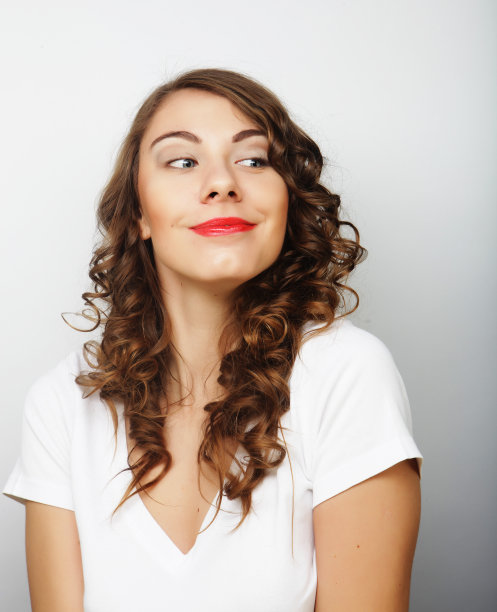 美丽的女人与金色长发卷曲的发型图片下载