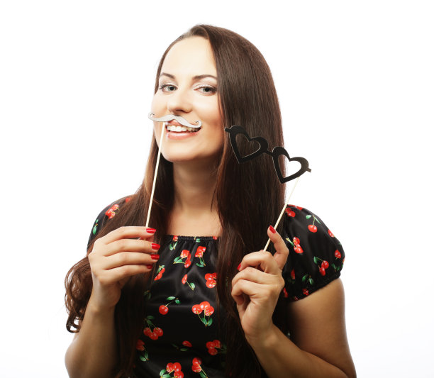 顽皮的年轻女子准备派对图片下载