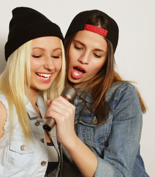 女孩唱歌图片下载