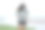 徒步旅行者在山上调整背包带图片下载