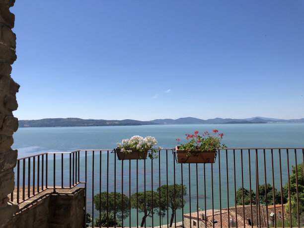 从翁布里亚的特拉西梅诺湖畔帕西尼亚诺欣赏特拉西梅诺湖图片下载