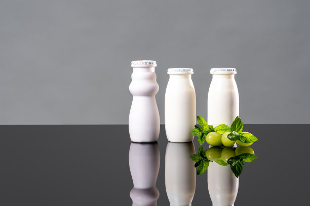 白瓶酸奶、葡萄和薄荷作为益生菌产品的概念。含益生菌的乳制品。双歧杆菌提高免疫力。益生菌和维生素，改善消化和健康。图片下载