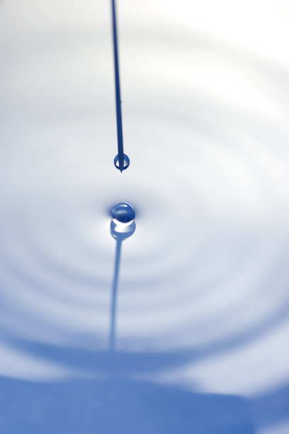 带有液滴的注射器针头的微距图像。图片下载