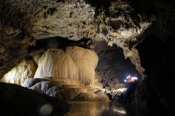 古农色乌喀斯特地区盖勒洞石笋装饰之美图片下载