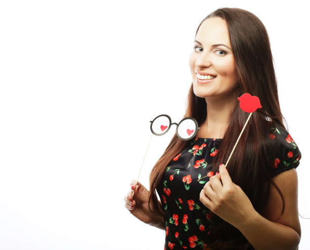 顽皮的年轻女子准备派对图片下载