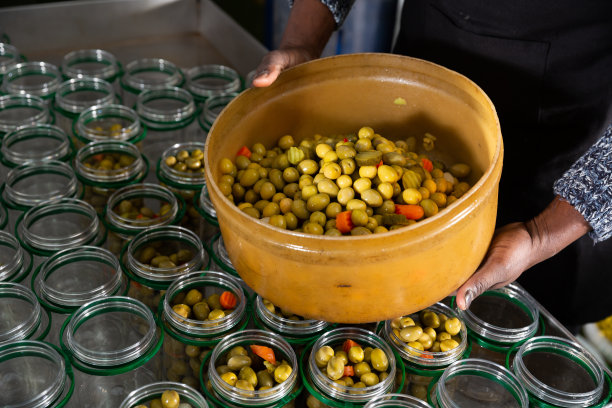 准备在食品厂腌制橄榄图片下载