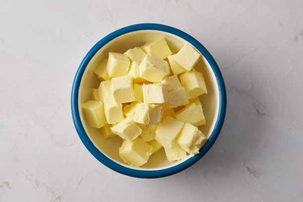 大理石厨房柜台上碗里黄油块的俯视图图片下载
