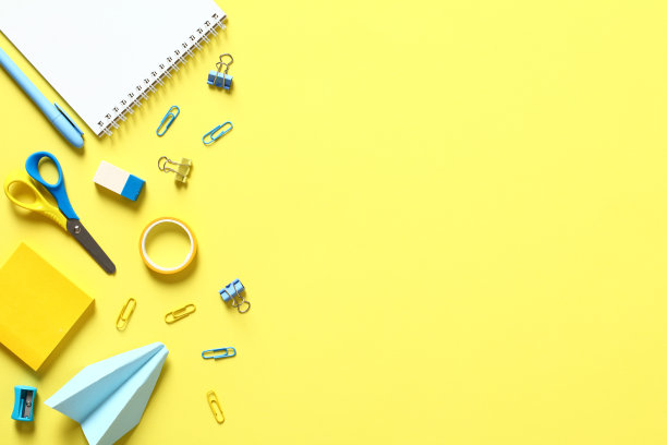 带着文具和配件回到学校。平铺，俯视图。图片下载