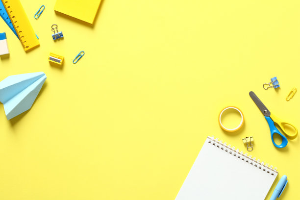 创意布局与学校文具在黄色的桌子上。回到学校概念。图片下载