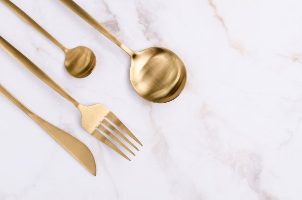 清洁的黄金金属餐具图片下载