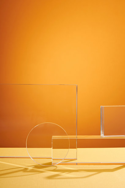 透明的讲台玻璃器皿装饰在黄色背景与空白的前视图图片下载