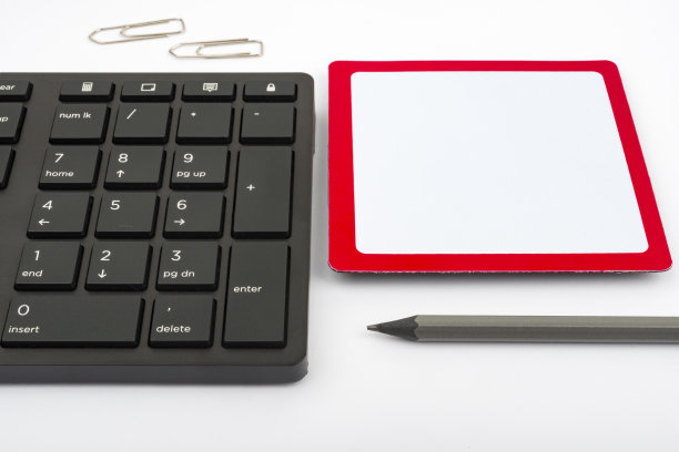 计算机键盘和符号。信息传播媒介。笔记本电脑键盘输入新的想法和计划发展。科技设备接入互联网图片下载