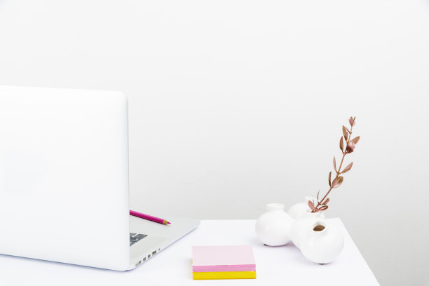 整洁的工作空间设置，写字台工具设备，聪明的办公室安排，学习桌，记笔记，新鲜的房间设计，有组织的桌面，回收材料图片下载