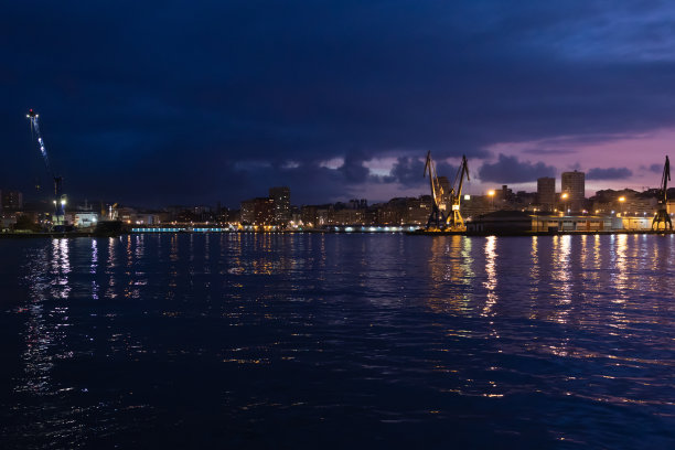 夜间港口的货物吊车图片下载