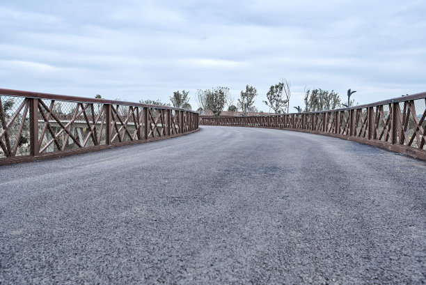 朋克风格的沥青道路轨道图片下载