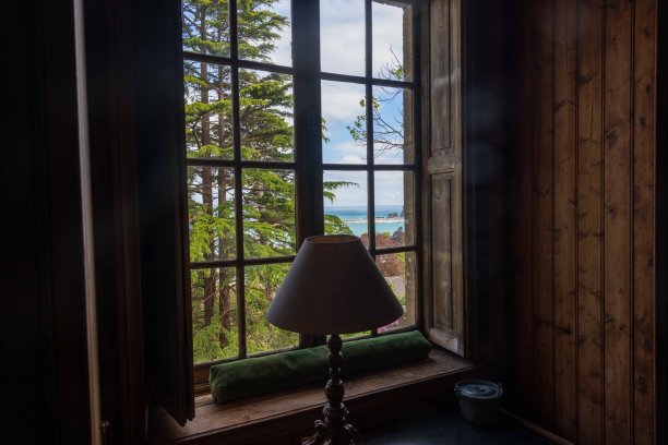 从窗口望向莫加特港图片下载