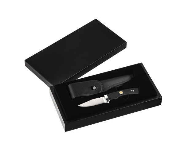 银刃橡胶柄的现代猎刀。钢铁武器。在白色背景上隔离。图片下载