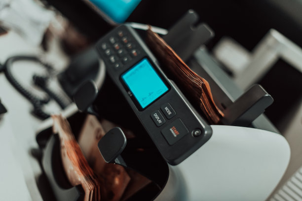 银行职员在银行保险库内使用点钞机分拣、点钞。银行里有一大笔钱图片下载